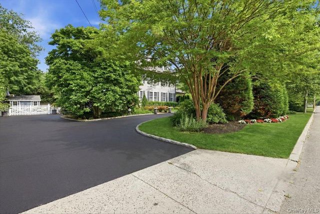 39 Little East Neck Road S, Babylon, NY 11702