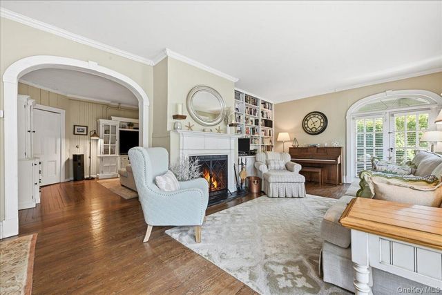39 Little East Neck Road S, Babylon, NY 11702