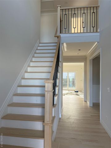 7 Greenway Circle, Syosset, NY 11791