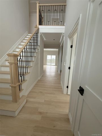 7 Greenway Circle, Syosset, NY 11791