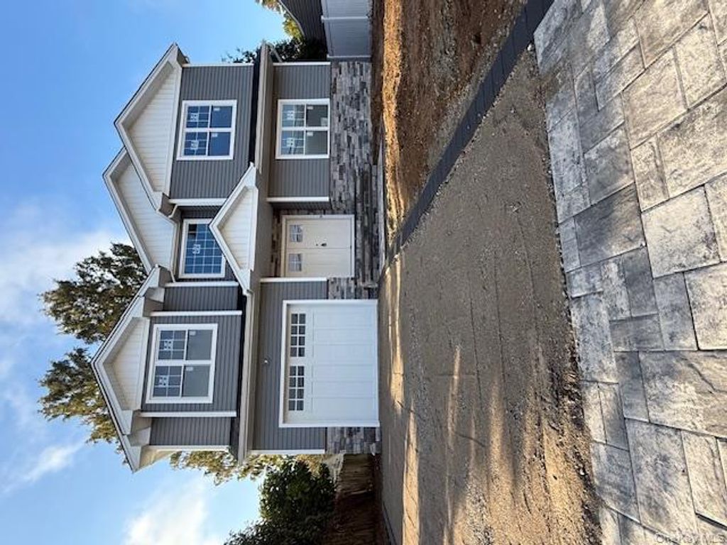 7 Greenway Circle, Syosset, NY 11791