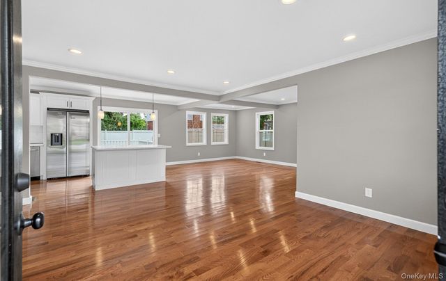 933 N Queens Avenue, Lindenhurst, NY 11757