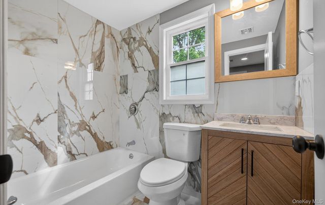933 N Queens Avenue, Lindenhurst, NY 11757