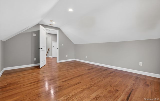 933 N Queens Avenue, Lindenhurst, NY 11757