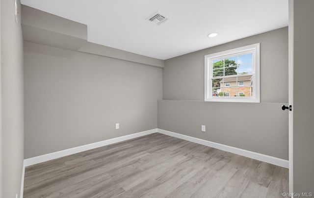 933 N Queens Avenue, Lindenhurst, NY 11757