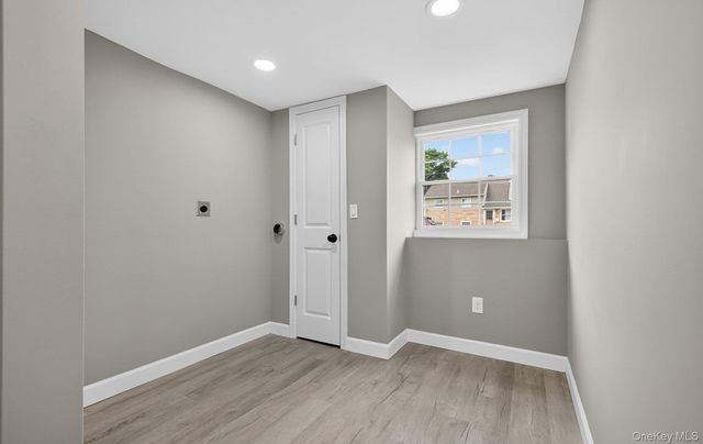 933 N Queens Avenue, Lindenhurst, NY 11757