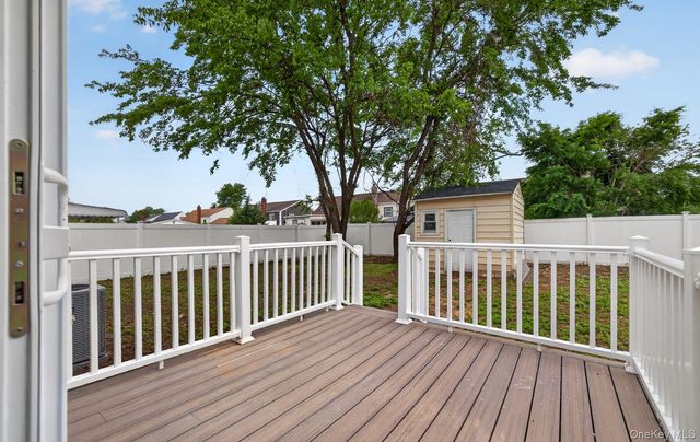 933 N Queens Avenue, Lindenhurst, NY 11757