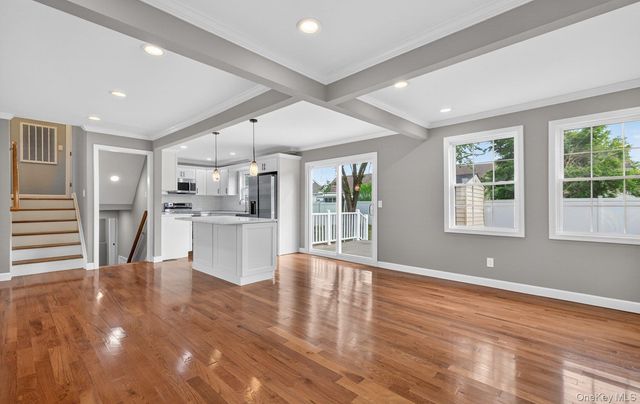 933 N Queens Avenue, Lindenhurst, NY 11757