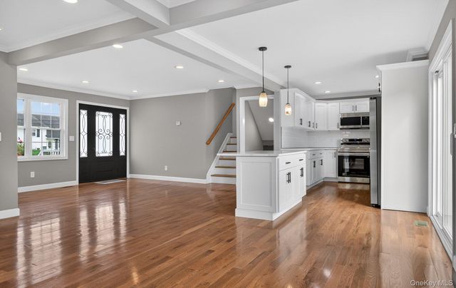933 N Queens Avenue, Lindenhurst, NY 11757