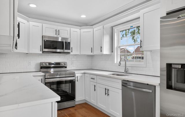 933 N Queens Avenue, Lindenhurst, NY 11757