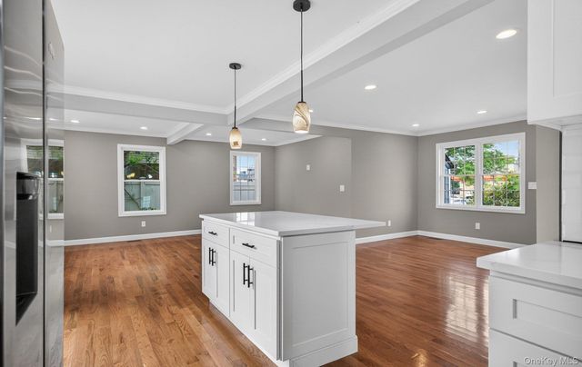 933 N Queens Avenue, Lindenhurst, NY 11757