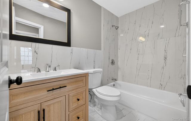 933 N Queens Avenue, Lindenhurst, NY 11757