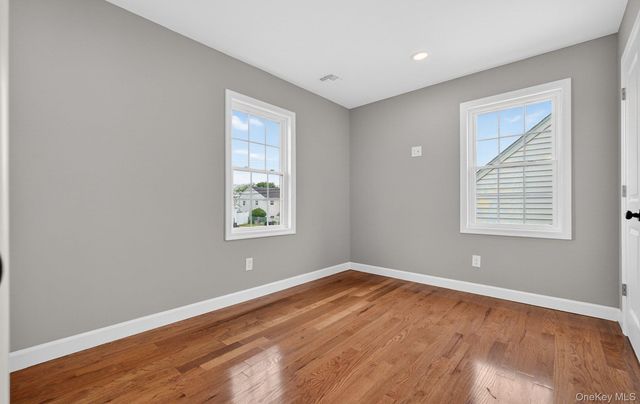 933 N Queens Avenue, Lindenhurst, NY 11757