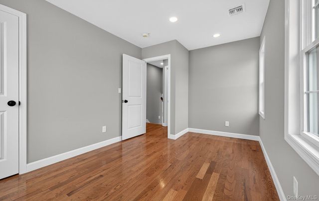 933 N Queens Avenue, Lindenhurst, NY 11757