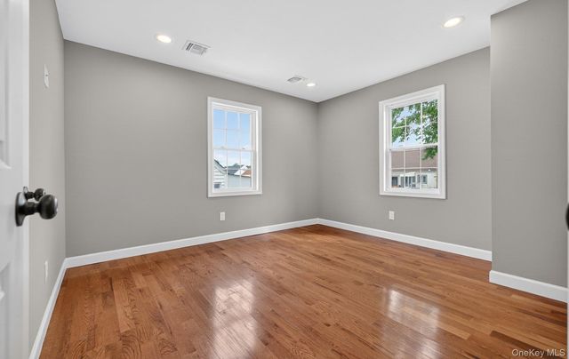 933 N Queens Avenue, Lindenhurst, NY 11757