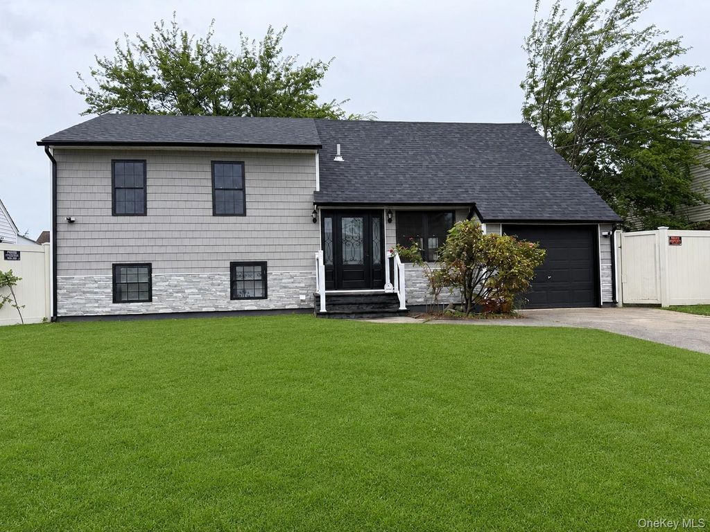 933 N Queens Avenue, Lindenhurst, NY 11757