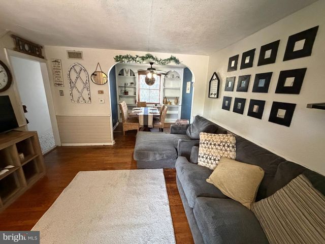 302 SPRINGTON RD, Upper Darby, PA 19082