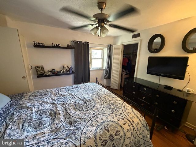 302 SPRINGTON RD, Upper Darby, PA 19082