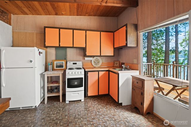98 Hidden Cove, Lilliwaup, WA 98555