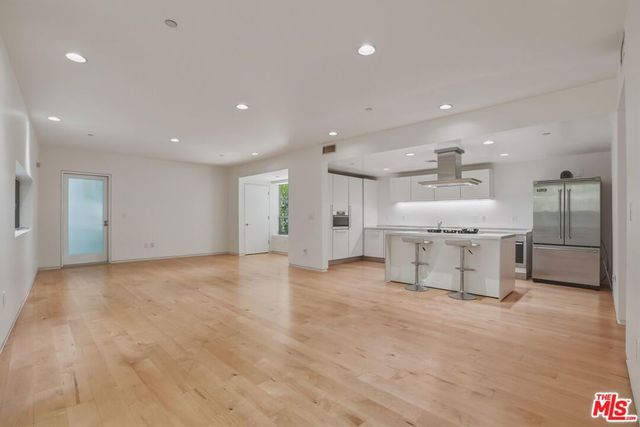 825 N Kings Road 1, West Hollywood, CA 90069
