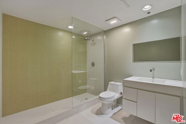 825 N Kings Road 1, West Hollywood, CA 90069