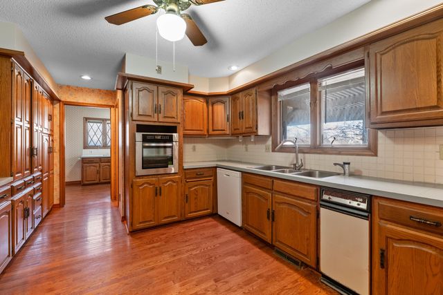 2420 N Greenleaf Ct, Wichita, KS 67226