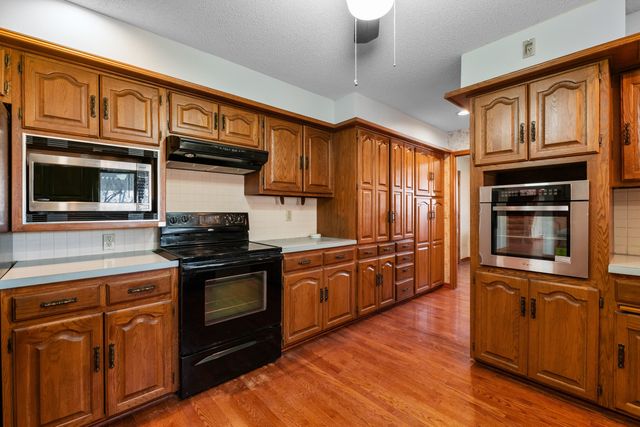 2420 N Greenleaf Ct, Wichita, KS 67226