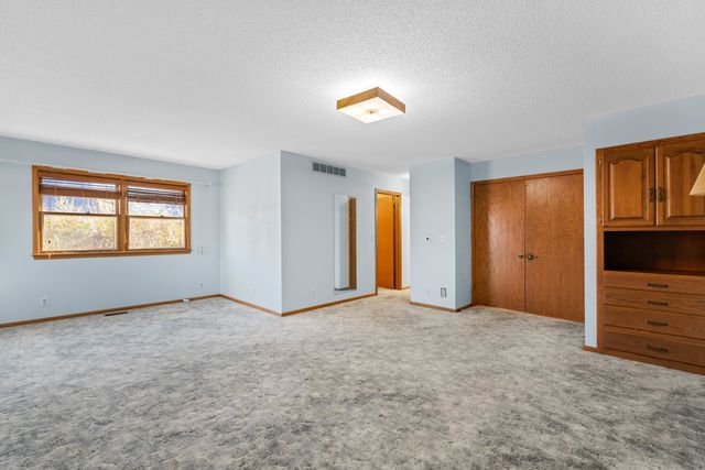 2420 N Greenleaf Ct, Wichita, KS 67226