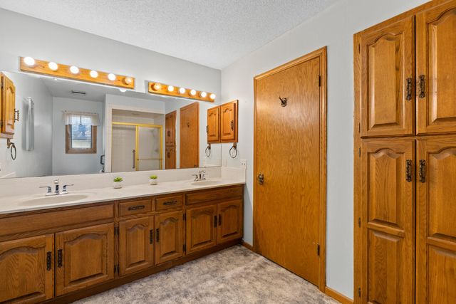 2420 N Greenleaf Ct, Wichita, KS 67226