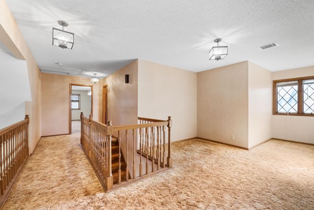 2420 N Greenleaf Ct, Wichita, KS 67226