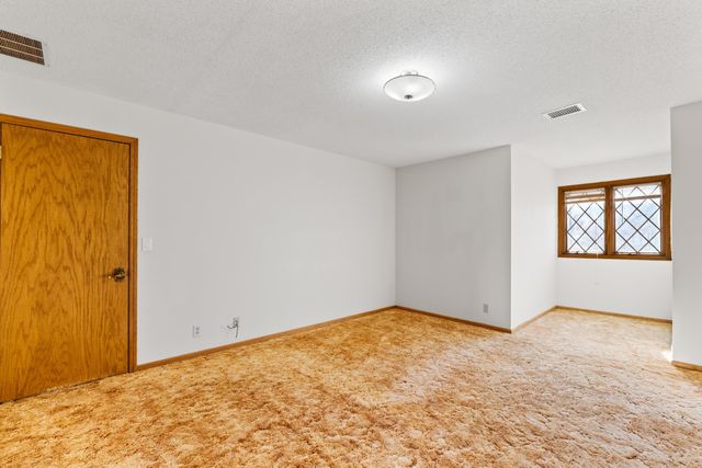 2420 N Greenleaf Ct, Wichita, KS 67226