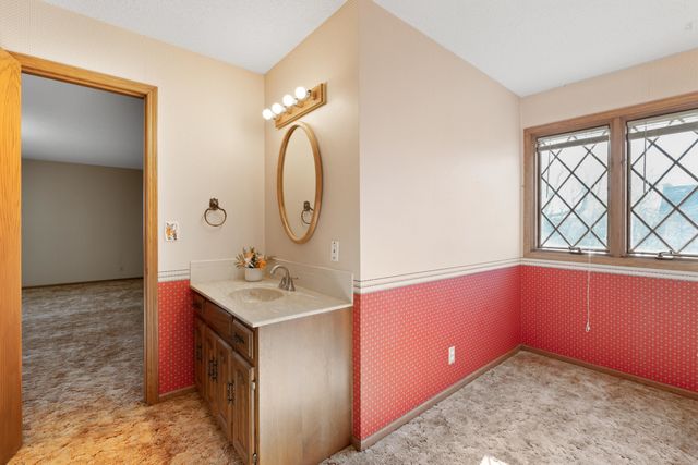 2420 N Greenleaf Ct, Wichita, KS 67226