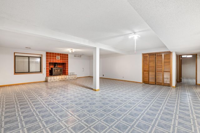 2420 N Greenleaf Ct, Wichita, KS 67226