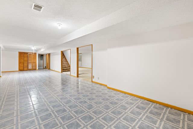 2420 N Greenleaf Ct, Wichita, KS 67226