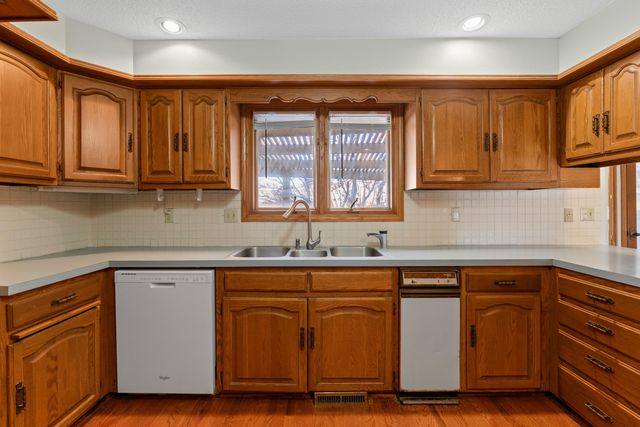 2420 N Greenleaf Ct, Wichita, KS 67226