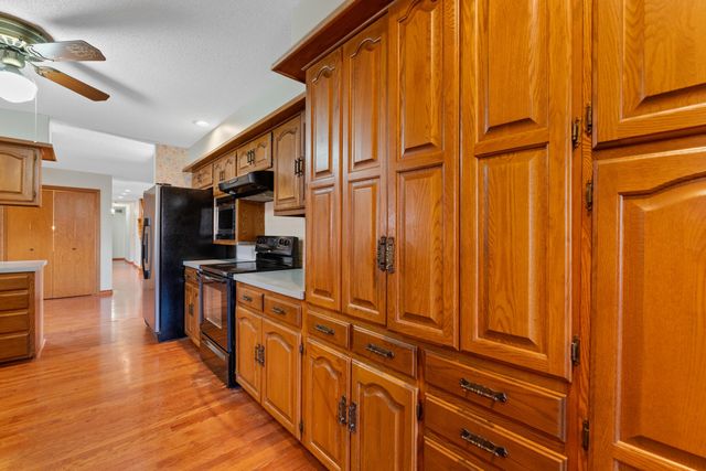 2420 N Greenleaf Ct, Wichita, KS 67226