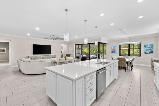 6907 Cocoplum Street, Naples, FL 34114