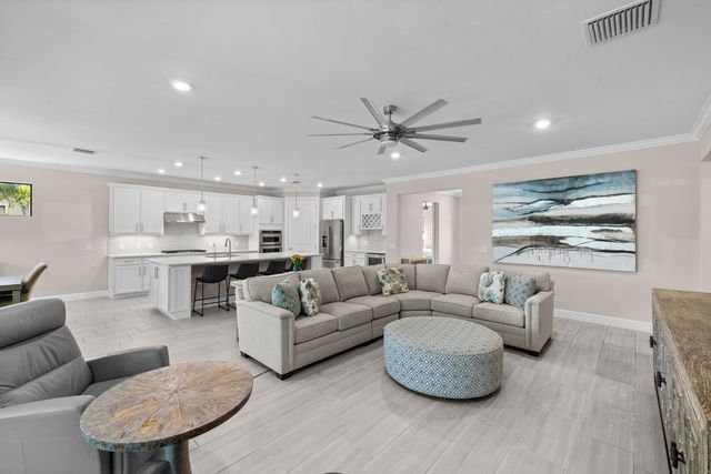 6907 Cocoplum Street, Naples, FL 34114