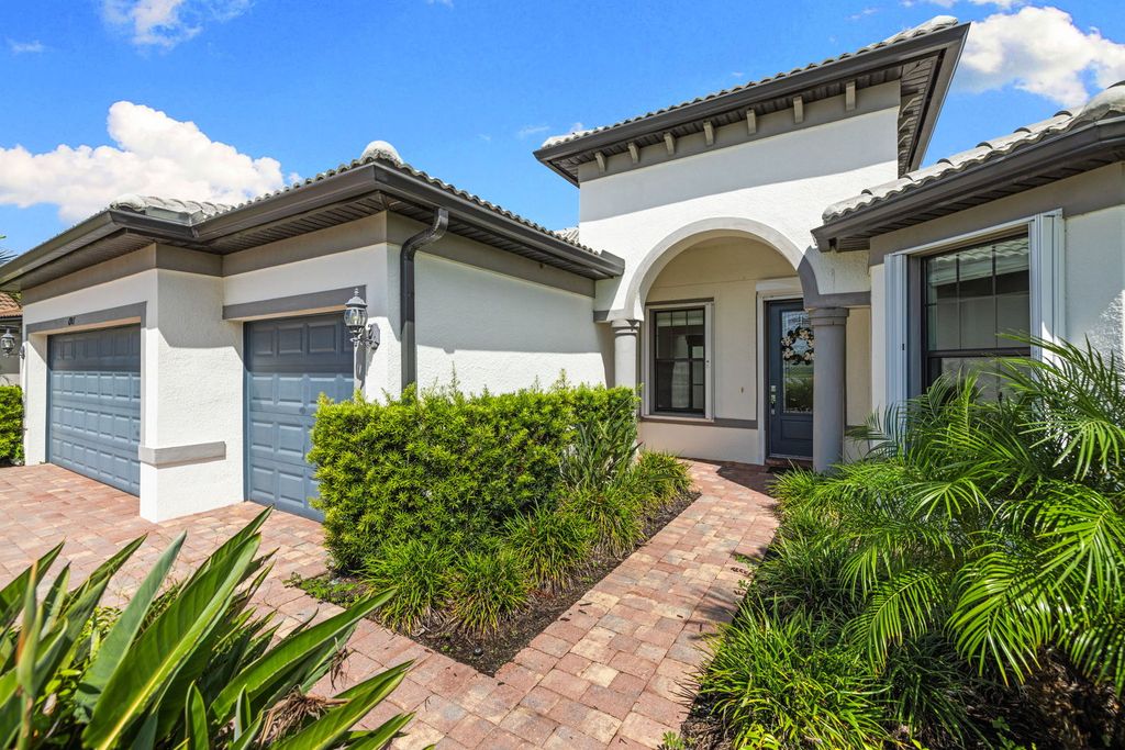 6907 Cocoplum Street, Naples, FL 34114