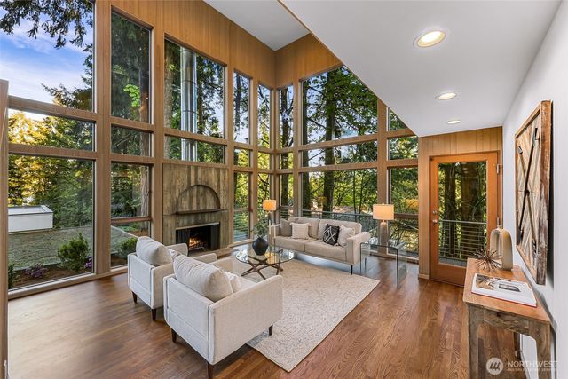2261 W Lake Sammamish Parkway SE, Bellevue, WA 98008