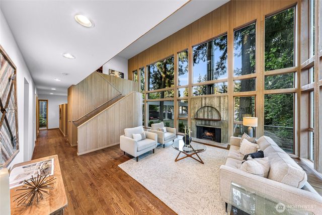 2261 W Lake Sammamish Parkway SE, Bellevue, WA 98008