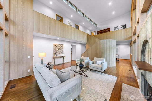 2261 W Lake Sammamish Parkway SE, Bellevue, WA 98008
