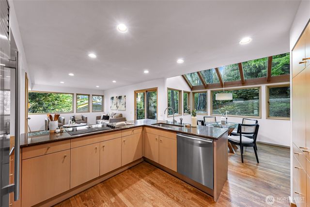 2261 W Lake Sammamish Parkway SE, Bellevue, WA 98008