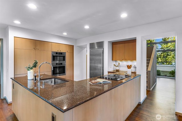 2261 W Lake Sammamish Parkway SE, Bellevue, WA 98008
