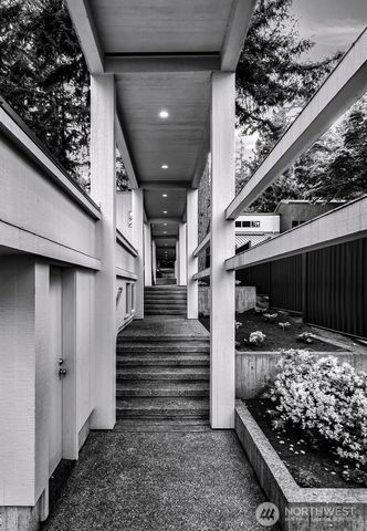 2261 W Lake Sammamish Parkway SE, Bellevue, WA 98008