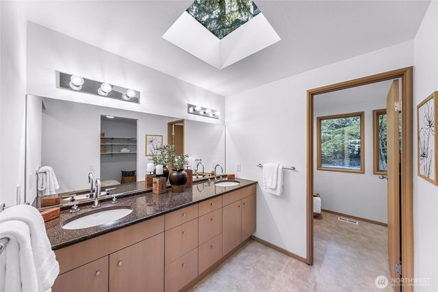 2261 W Lake Sammamish Parkway SE, Bellevue, WA 98008