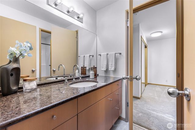 2261 W Lake Sammamish Parkway SE, Bellevue, WA 98008