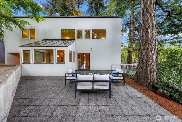 2261 W Lake Sammamish Parkway SE, Bellevue, WA 98008