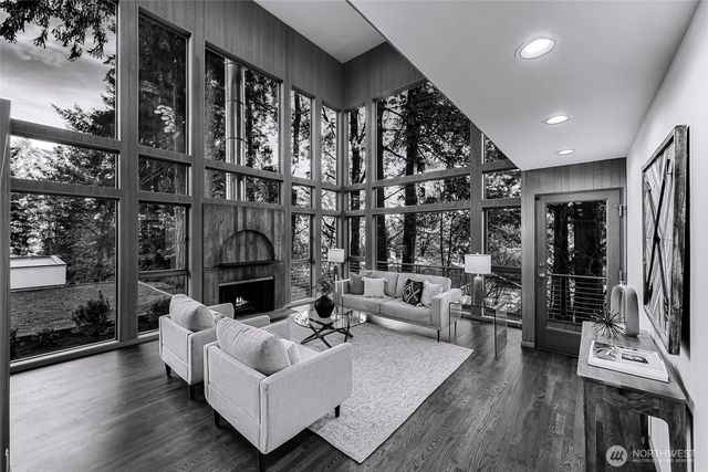 2261 W Lake Sammamish Parkway SE, Bellevue, WA 98008