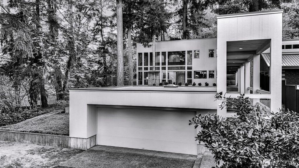 2261 W Lake Sammamish Parkway SE, Bellevue, WA 98008